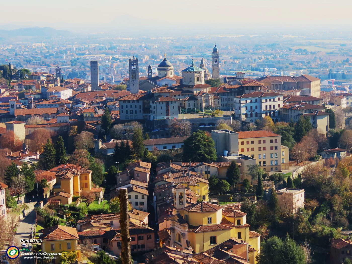 30 Da San Vigilio-stazione funicolare, vista panoramica su Citta Alta, Citta Bassa e pianura.JPG